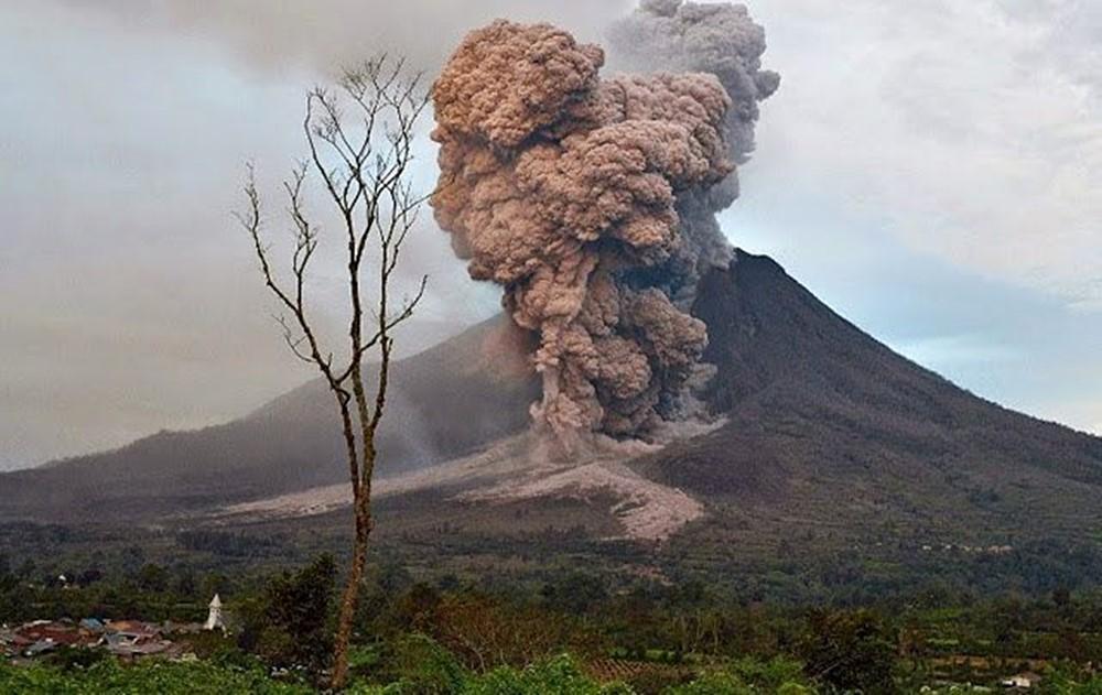 Gunung Dukono Meletus Hari Ini, Muntahkan Abu Setinggi 1.000 Meter ke Langit!