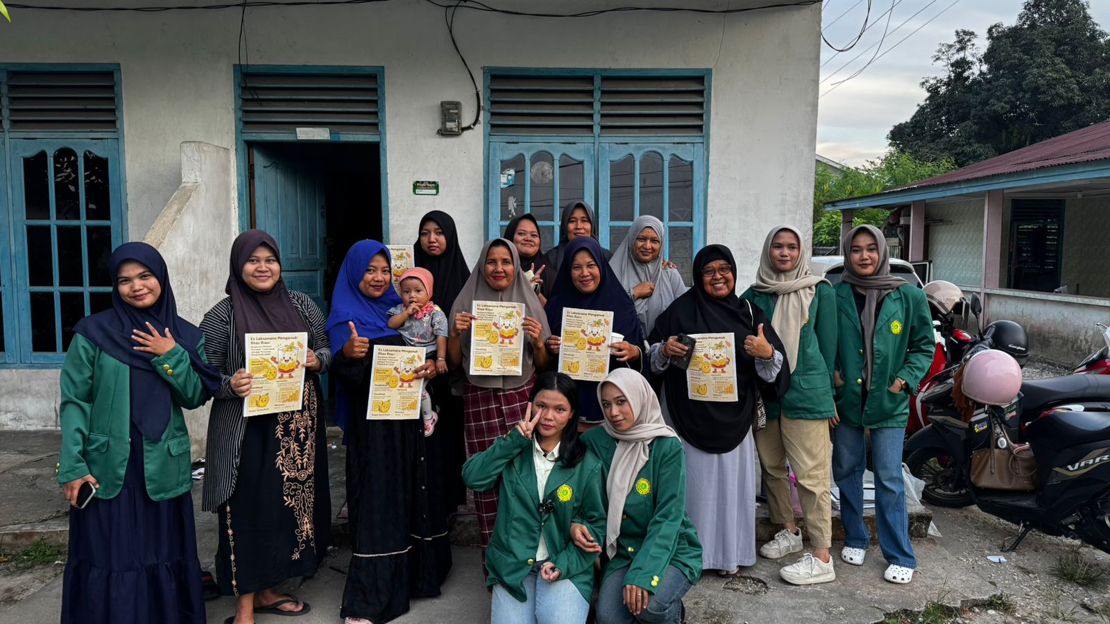 Mahasiswa Farmasi UMRI Sosialisasi melestarikan budaya Kuliner “Pembuatan ES Laksamana Mengamuk” Kepada Masyarakat.