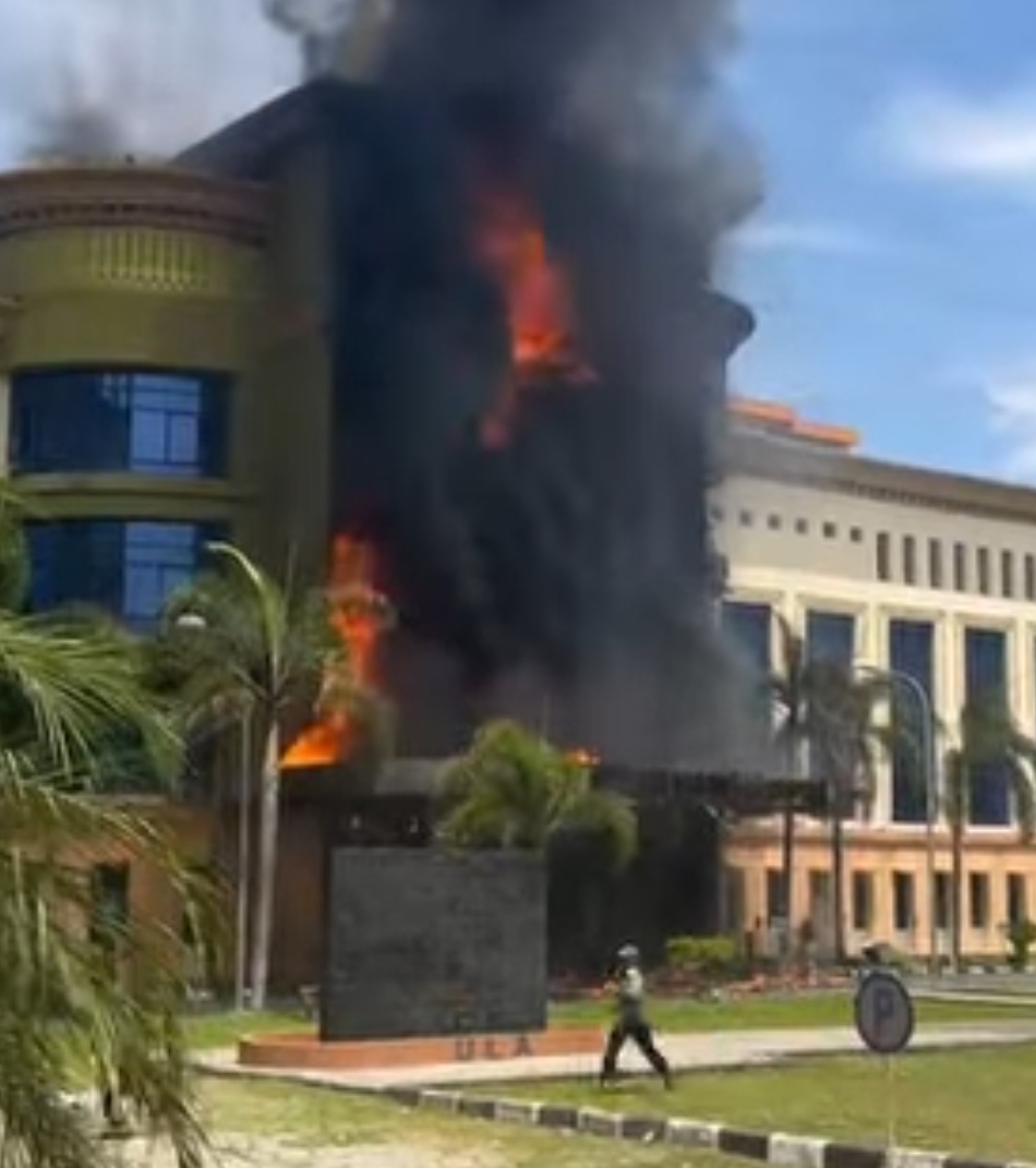 Kebakaran Hebat Melanda Gedung Utama Asrama Haji Embarkasi Medan, Api Berhasil Dijinakkan dalam Waktu Kurang dari Satu Jam